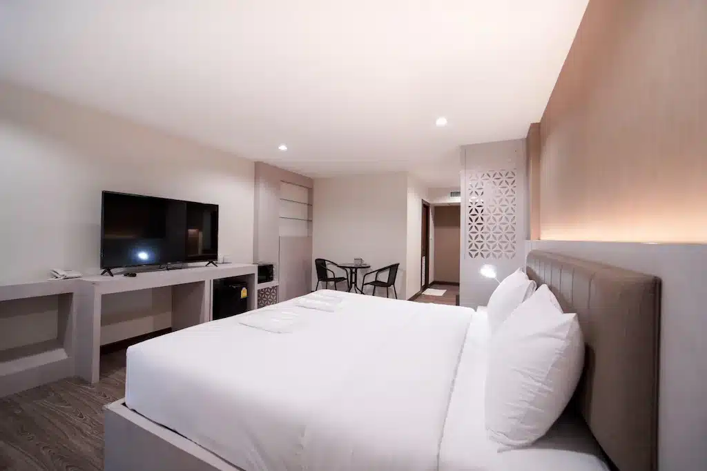 ห้องพักในโรงแรมพร้อมเตียงและโทรทัศน์ในเที่ยวราชบุรี ที่พักเชียงใหม่