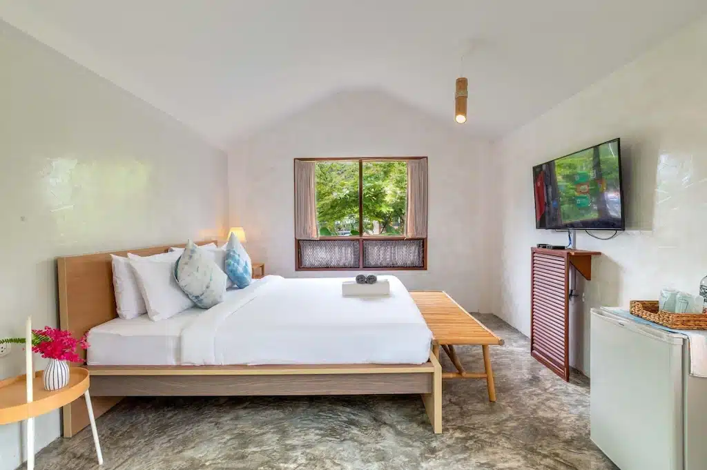 ที่พักเกาะกูด ห้องนอนพร้อมเตียงและโทรทัศน์ ตั้งอยู่ในพื้นที่ท่องเที่ยวราชบุรีสำหรับผู้ที่เดินทางมา