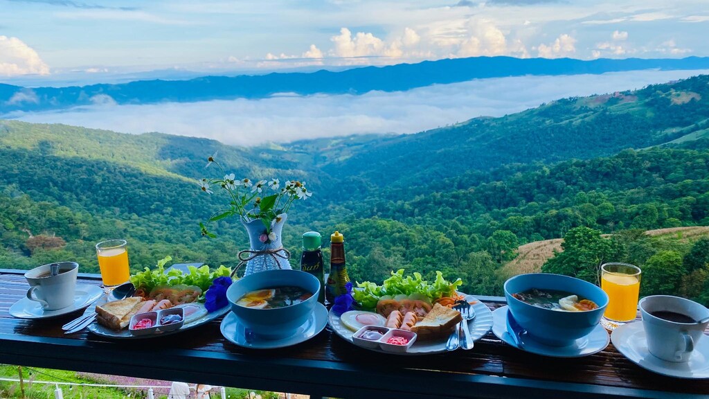 อาหารเช้าบนระเบียงที่มองเห็นวิวภูเขา ที่พักภูชี้ฟ้า