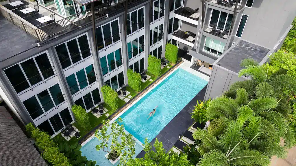 มุมมองทางอากาศของอาคารอพาร์ตเมนต์พร้อมสระว่ายน้ำในราชบุรีที่เที่ยว โรงแรมในเชียงใหม่