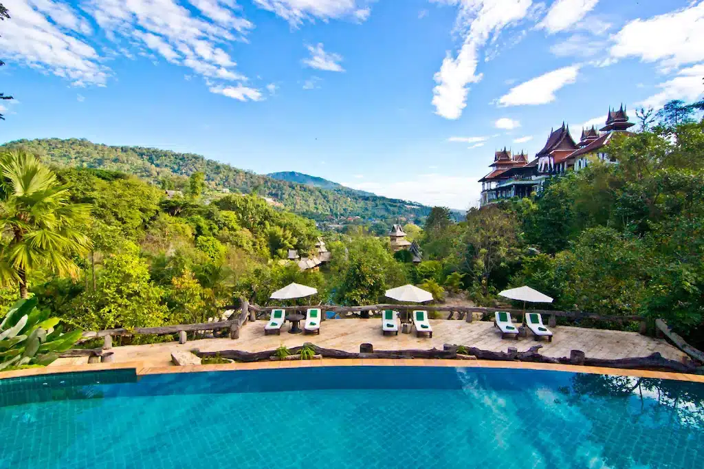 สระว่ายน้ำอันเงียบสงบท่ามกลางป่าอันเขียวชอุ่มของราชบุรี โรงแรมในเชียงใหม่