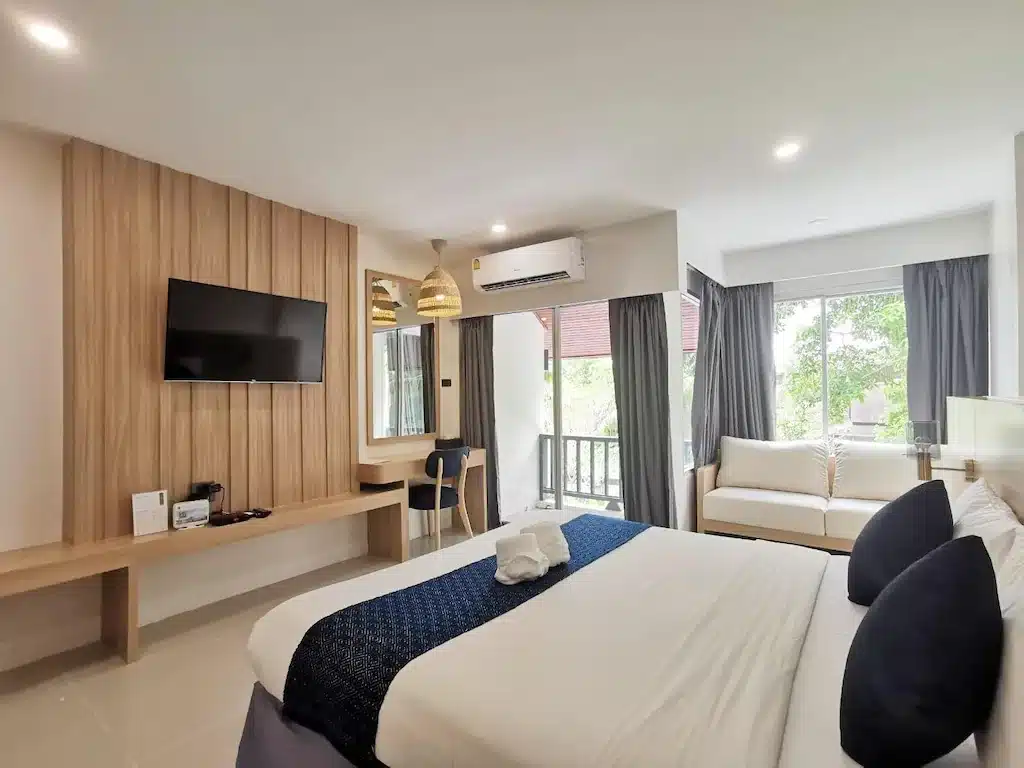 ห้องพักในโรงแรมริมชายหาดพร้อมเตียงและโทรทัศน์ ที่พักชุมพรติดทะเล
