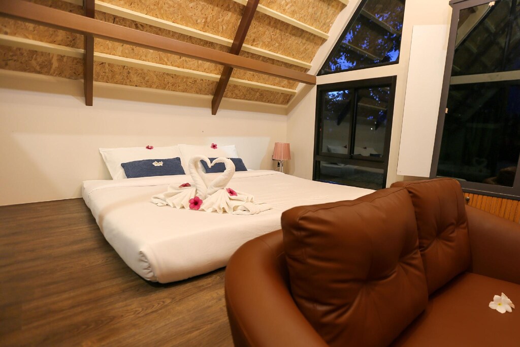ท่องเที่ยวเพชรบูรณ์: เตียงในห้องที่มีเพดานไม้เหมาะสำหรับวันหยุดพักผ่อนของคุณ ที่เที่ยวเพชรบูรณ์
