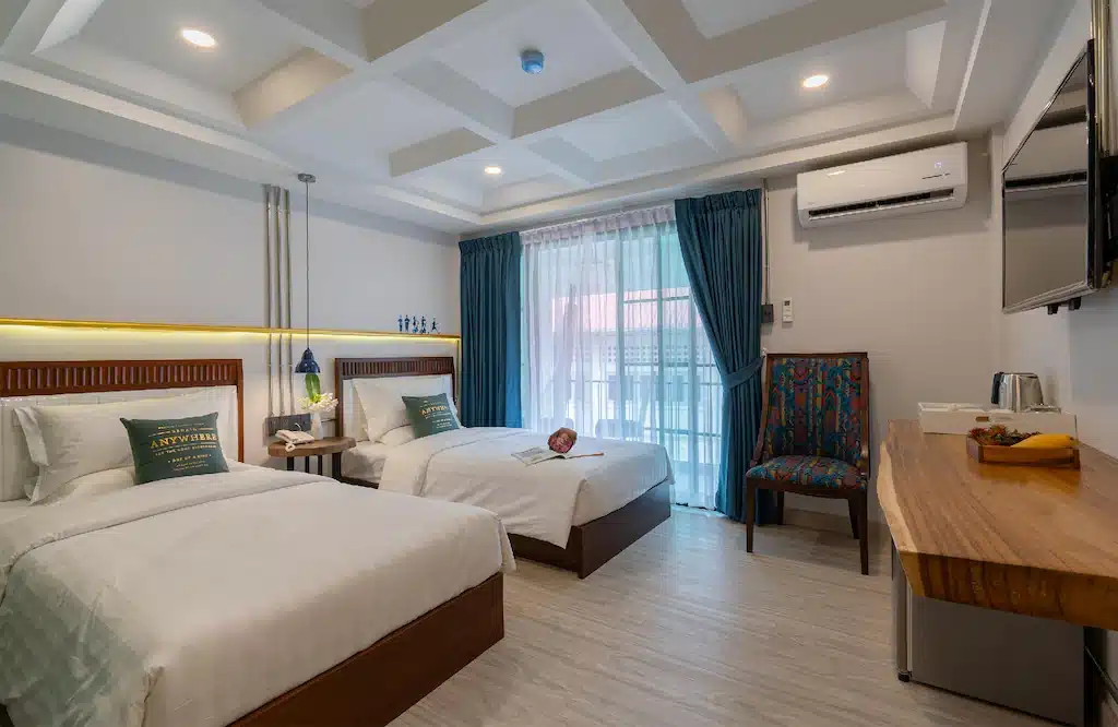 ห้องพักในโรงแรมแบบ 2 เตียง และโทรทัศน์ในเที่ยวราชบุรีสนามหลวง ที่พักเชียงใหม่