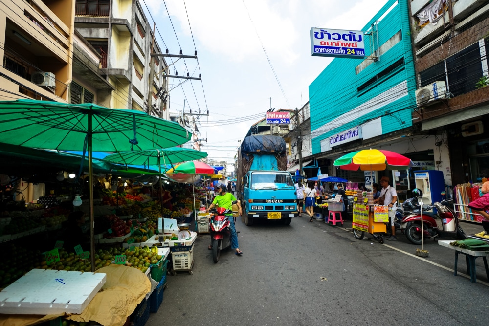 ตลาดที่คึกคัก ตลาดริมถนนกิมหยงในกรุงเทพฯ ประเทศไทย นำเสนอสินค้าที่มีชีวิตชีวาและหลากหลาย ตั้งแต่งานหัตถกรรมแบบดั้งเดิมไปจนถึงถนนที่น่ารับประทาน ตลาดกิมหยง