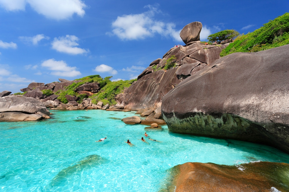 น้ำที่ล้อมรอบเกาะสิมิลันที่สวยงามนั้นใสดุจคริสตัล เกาะสิมิลัน