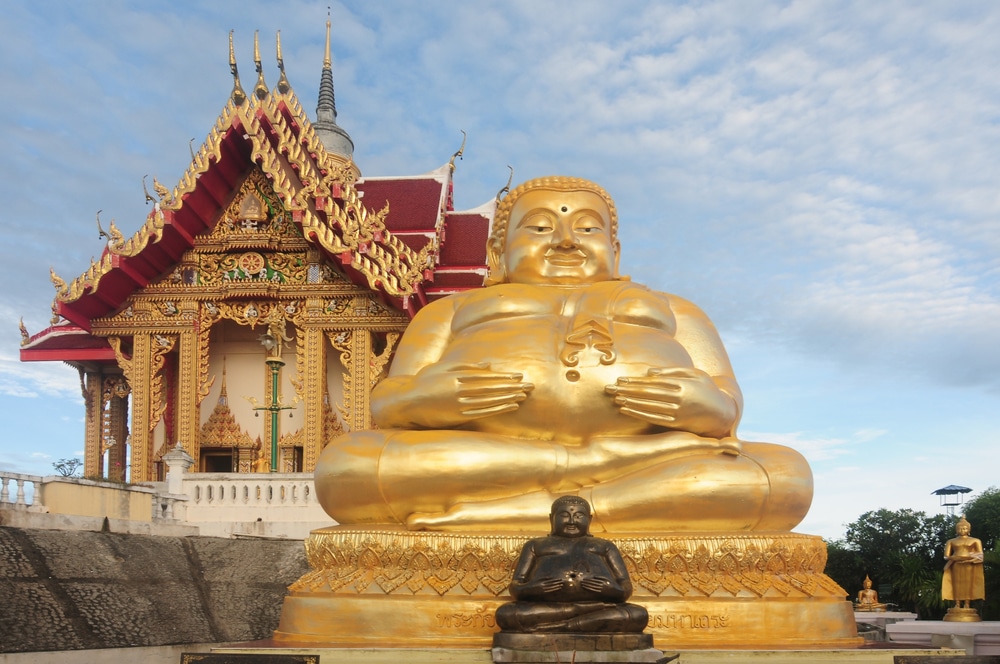 รูปปั้นคนอ้วนทองคำขนาดใหญ่นั่งท่าดอกบัวตั้งอยู่ในราชบุรีที่เที่ยว เที่ยวปากช่อง