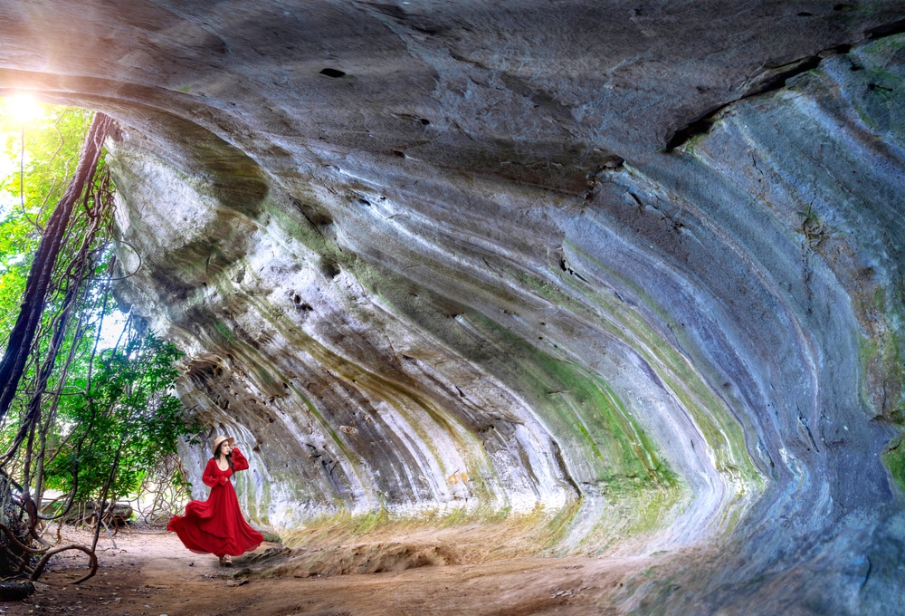 ผู้หญิงชุดแดงกำลังสำรวจถ้ำในเพชรบูรณ์ที่เที่ยว ที่เที่ยวเพชรบูรณ์