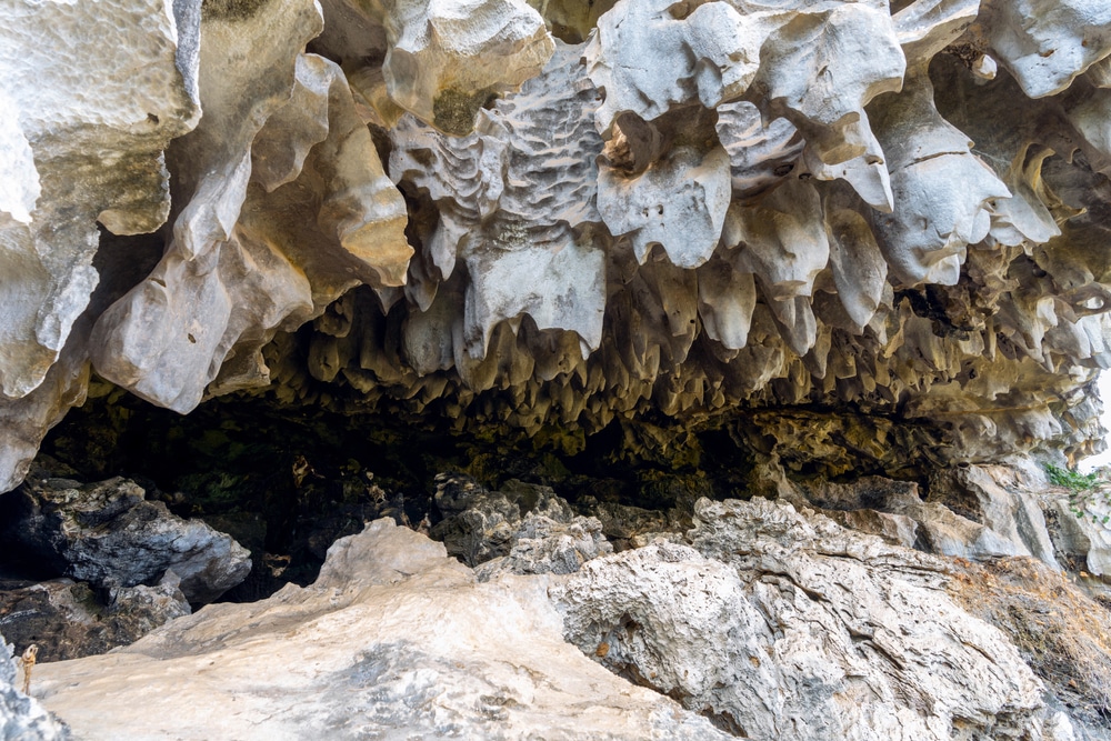 ถ้ำที่น่าหลงใหลซึ่งเต็มไปด้วยแนวหินที่น่าทึ่งมากมาย เหมาะสำหรับผู้ที่ต้องการสำรวจเที่ยวเพชรบูรณ์ (ทัวร์ใน Ph ที่เที่ยวเพชรบูรณ์