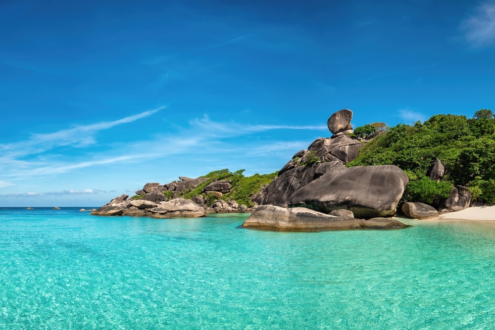 ชายหาดที่มีน้ำทะเลใสและมีหินเป็นฉากหลังบนเกาะที่สวยงามของหมู่เกาะสิมิลัน เกาะสิมิลัน