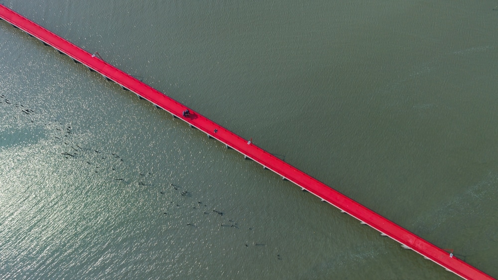 มุมมองทางอากาศของท่าเรือสีแดงเข้มในน้ำ สะพานแดง