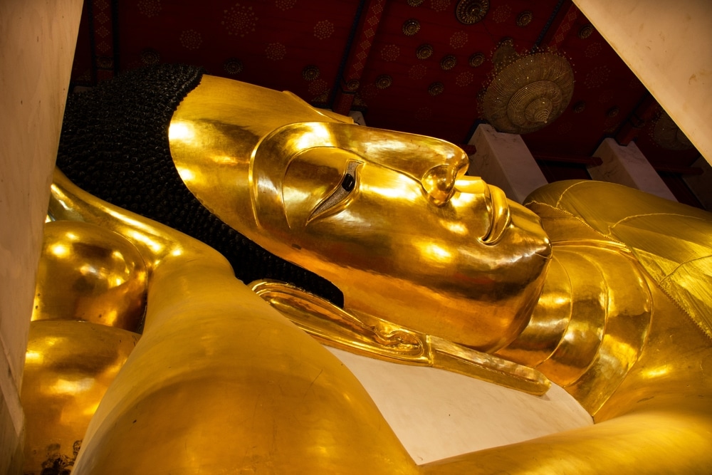 วัดอัมพวัน        รูปปั้นพระพุทธรูปทองคำขนาดใหญ่ในชะอำ