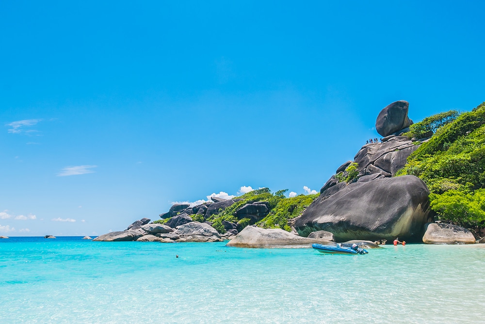 ชายหาดที่มีหินขนาดใหญ่อยู่ในน้ำบนเกาะสิมิลัน หมู่เกาะสิมิลัน