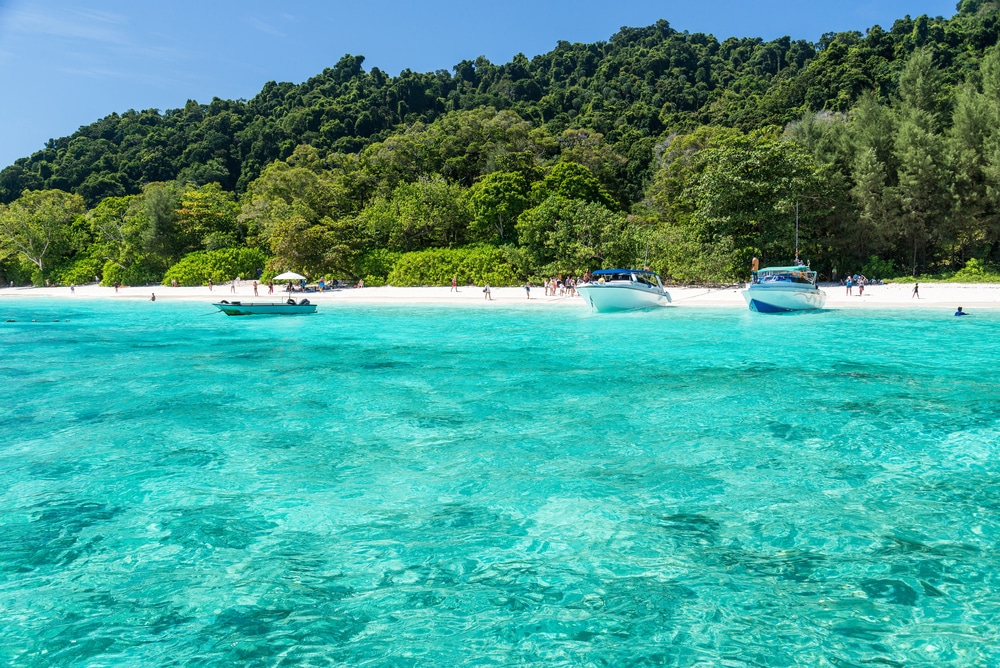 หาดทรายขาวน้ำทะเลสีฟ้าใสที่ตั้งอยู่บนหมู่เกาะสิมิลันที่สวยงาม เกาะสิมิลัน