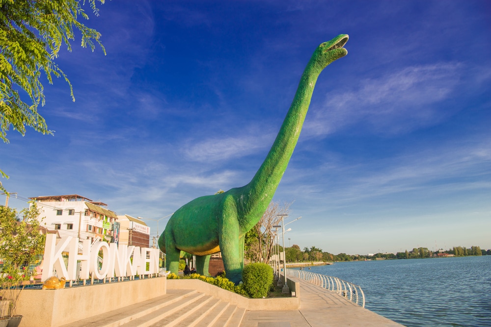 รูปปั้นไดโนเสาร์สีเขียวที่เที่ยวสมุทรสงครามหน้าอาคาร ที่เที่ยวขอนแก่นธรรมชาติ