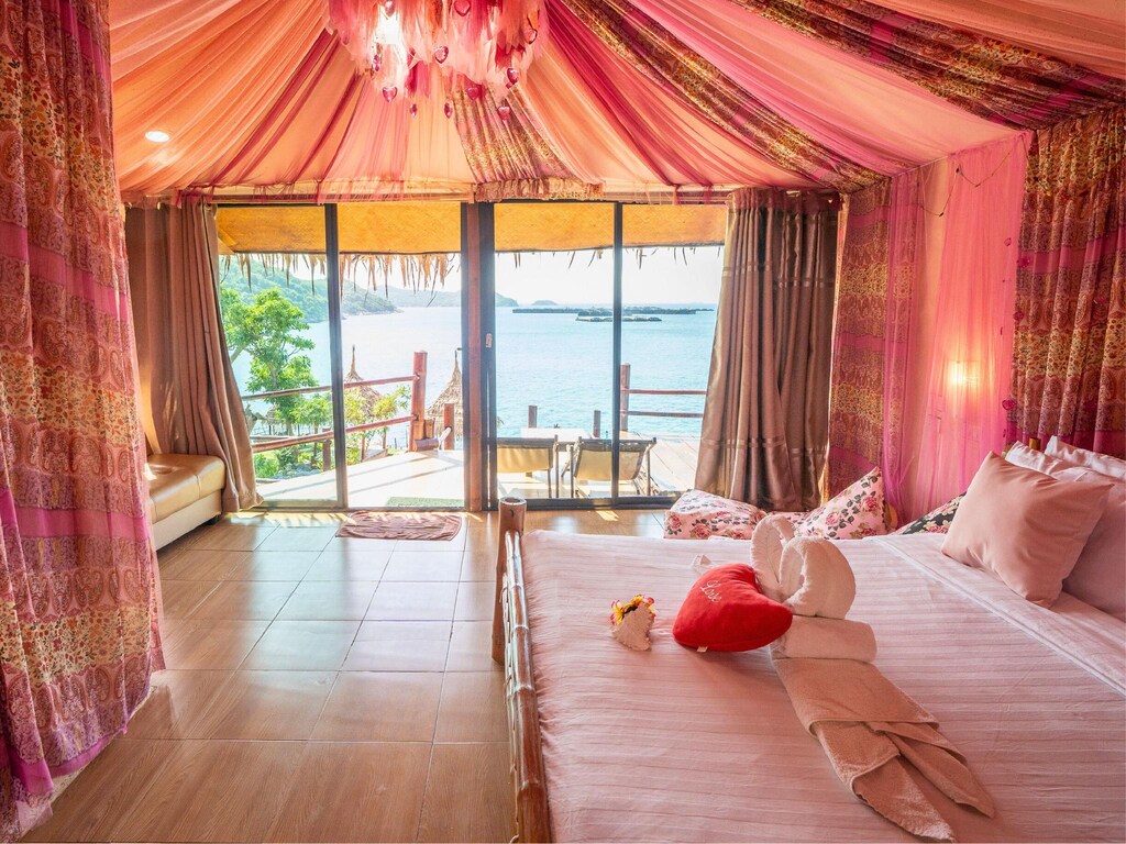ห้องนอนพร้อมผ้าม่านสีชมพูและทิวทัศน์ของมหาสมุทร เที่ยวเกาะสีชัง