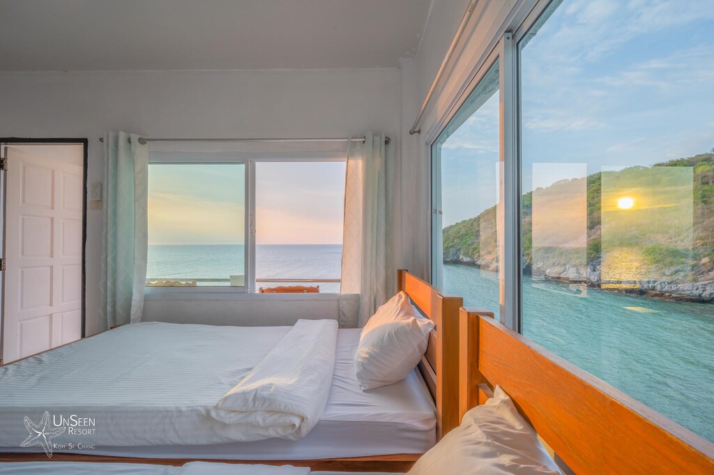 ห้องนอนพร้อมเตียง 2 เตียงและทิวทัศน์ของมหาสมุทร ที่เที่ยวเกาะสีชัง