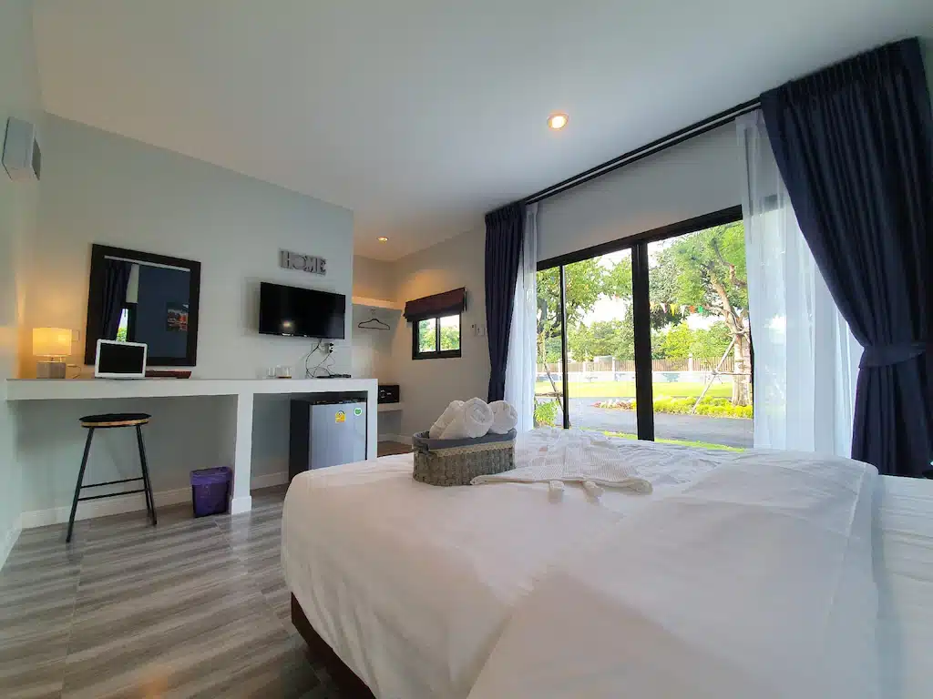ห้องพักพร้อมเตียงและทีวีสำหรับผู้ที่ต้องการพักผ่อนในราชบุรีที่เที่ยว ที่เที่ยวสัตหีบ
