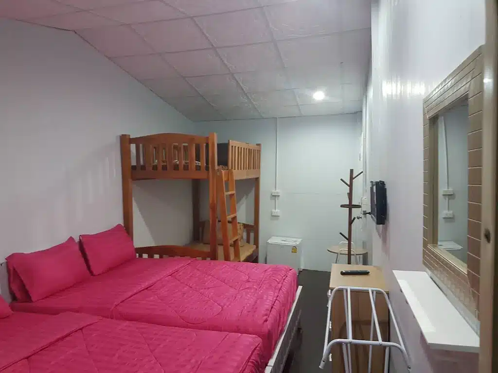 เตียงสองชั้นในห้องที่ saigon Hostel สังขละบุรีที่พัก น่านที่เที่ยว