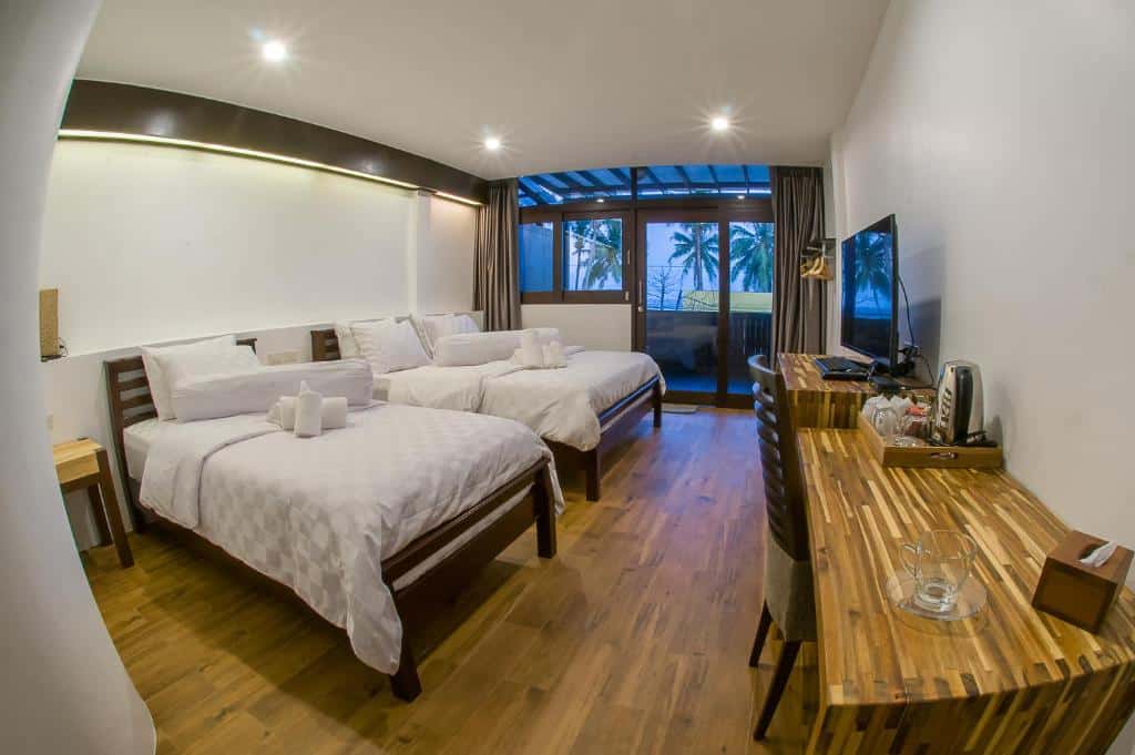 เตียงสองเตียงในห้องพร้อมวิวมหาสมุทรในเที่ยวราชบุรี ที่เที่ยวชุมพร