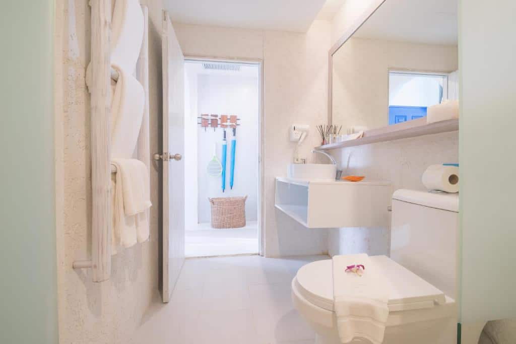 ห้องน้ำสวยงามพร้อมโถสุขภัณฑ์ อ่างล้างหน้า และกระจกในที่พักริมทะเล ที่พักเขาหลักติดทะเล