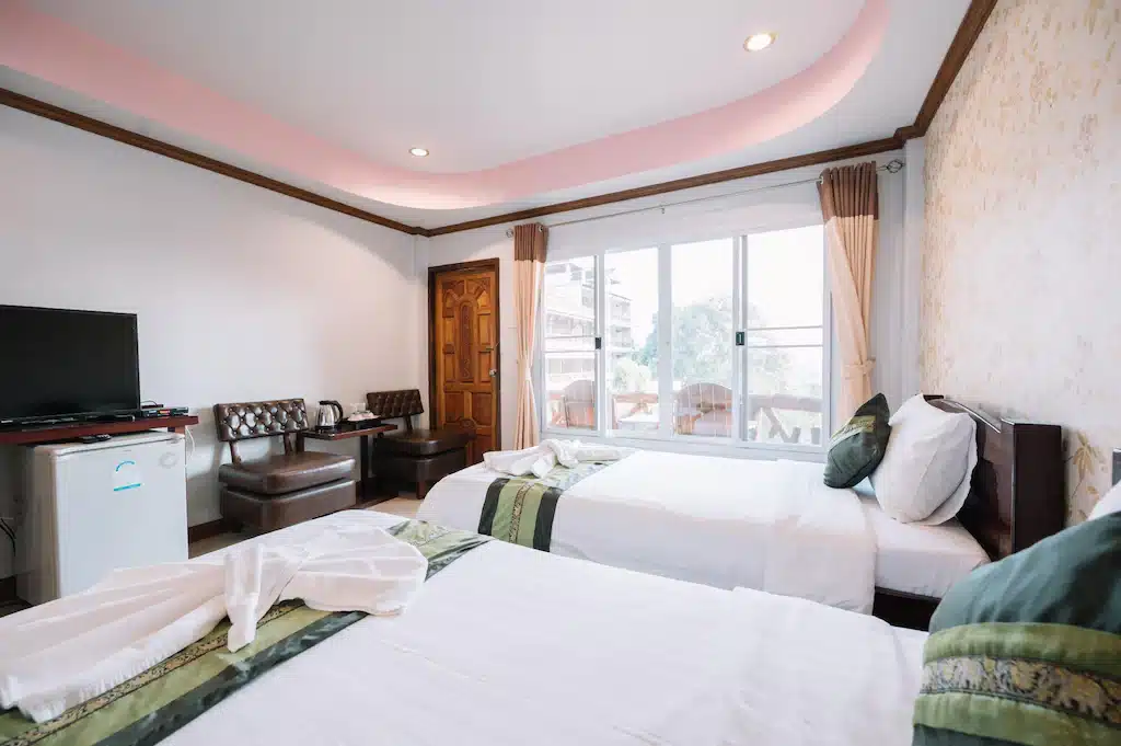 ห้องพักในโรงแรมที่มีสองเตียงและโทรทัศน์ในน่านที่เที่ยว ที่พักสังขละบุรี