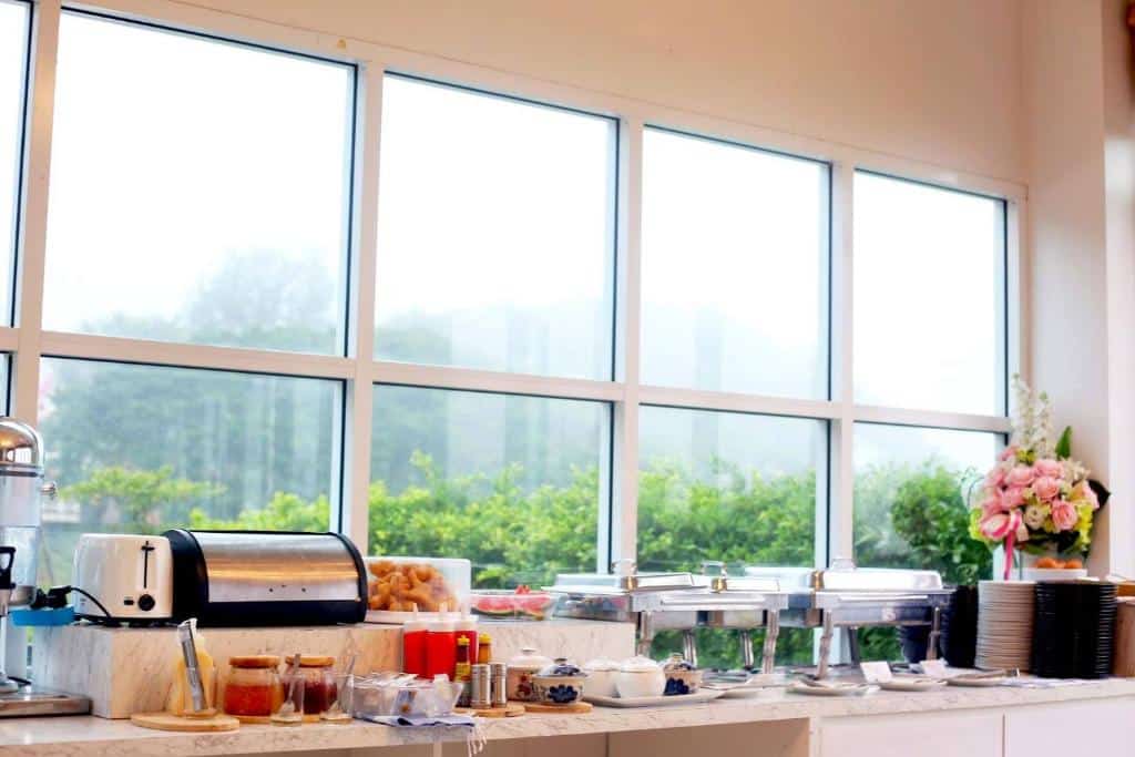 บุฟเฟ่ต์อาหารเช้าในห้องที่มีหน้าต่างบานใหญ่ทำหน้าที่ปัว ที่พักปัว