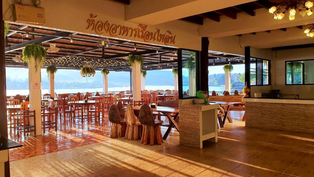 ร้านอาหารพร้อมโต๊ะและเก้าอี้ไม้พร้อมวิวทะเล ตั้งอยู่ในพื้นที่ท่องเที่ยวน่าน ที่พักสังขละบุรี