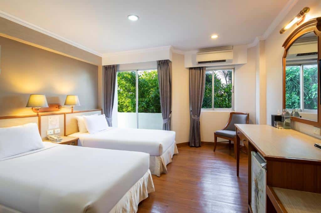 ห้องพักโรงแรม 2 เตียงและโต๊ะทำงานในชลบุรีสถานที่ท่องเที่ยว ที่เที่ยวสระแก้ว ยอดนิยมของเมืองไทย