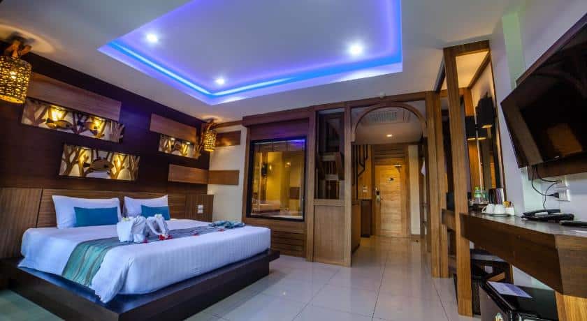 เตียงในห้องที่โรงแรมแห่งหนึ่งบนถนนคนเดินเชียงคาน เกาะพีพีกระบี่