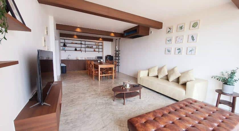 ห้องนั่งเล่นพร้อมโซฟา โต๊ะกาแฟ และทีวี ที่เที่ยวเกาะสีชัง