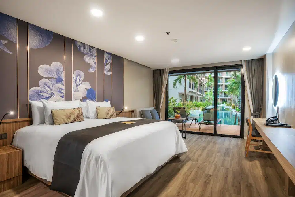 ห้องพักในโรงแรมที่มีเตียงขนาดใหญ่และวิวสระว่ายน้ำตั้งอยู่ริมทะเล ที่พักเขาหลักติดทะเล