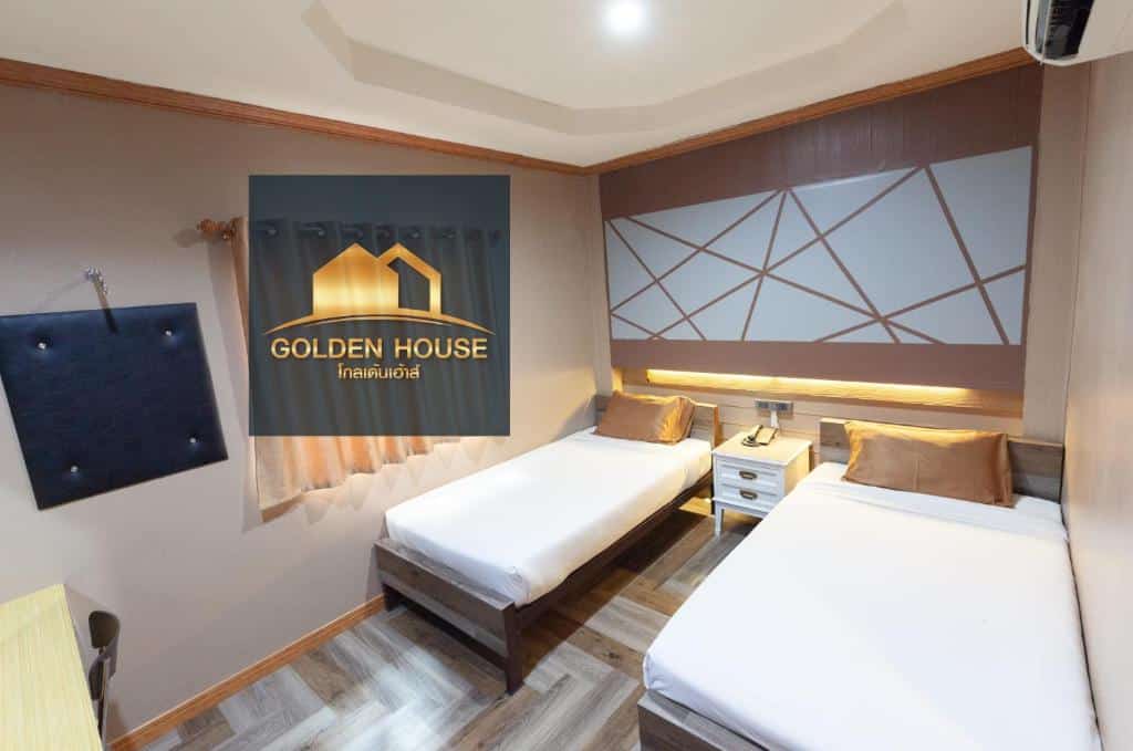 เตียงสองเตียงในห้องที่มีโลโก้บ้านสีทองในจังหวัดชลบุรีสถา สระแก้วที่เที่ยว นที่ท่องเที่ยวยอดนิยมของประเทศไทย