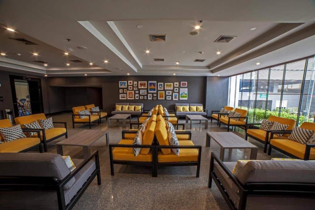 บริเวณล็อบบี้ของโรงแรมมีโซฟาสีเหลืองและโต๊ะบริการภูผาม่าน ภูผาม่านที่พัก