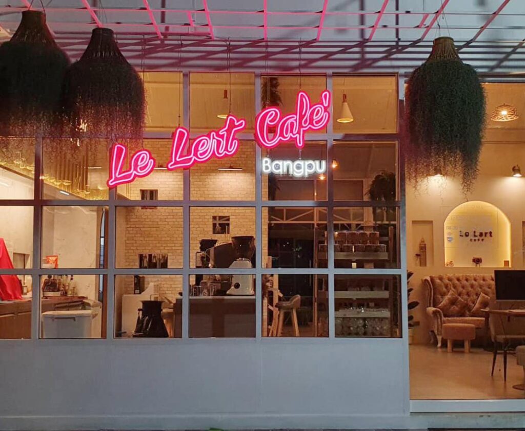 ร้านที่มีป้ายไฟนีออนเขียนว่า Le Let Cafe บนถนนคนเดินเชียงคาน เมืองโบราณรูปภาพ