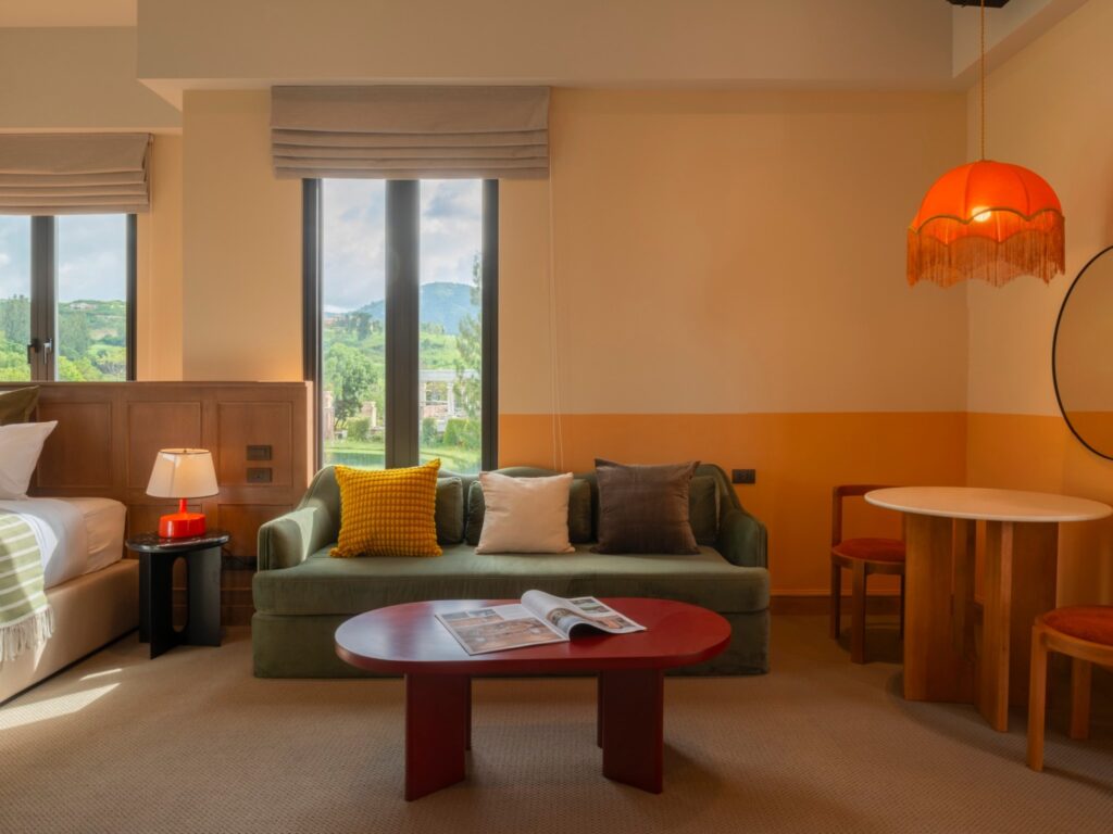 ห้องพร้อมเตียงและโซฟาในโรงแรมราคาประหยัดในเขาใหญ่ ที่พักเขาใหญ่