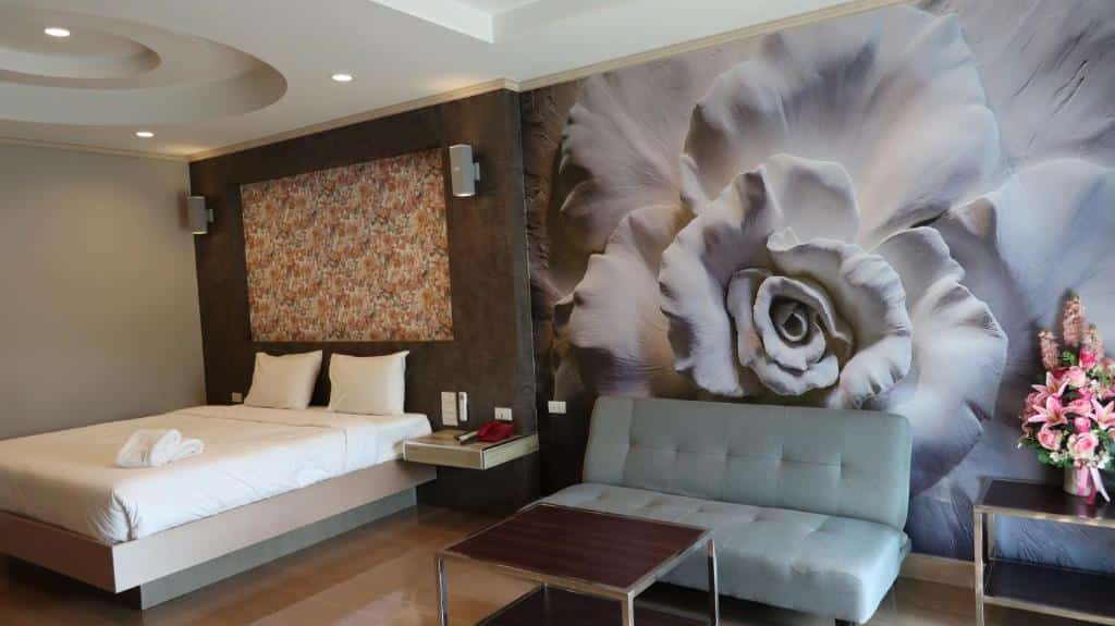 ห้องพักในโรงแรมที่มีจิตรกรรมฝาผนังขนาดใหญ่เหมาะสำหรับนักท่องเที่ยวที่เที่ยวเมืองน่าน โรงแรมสุรินทร์