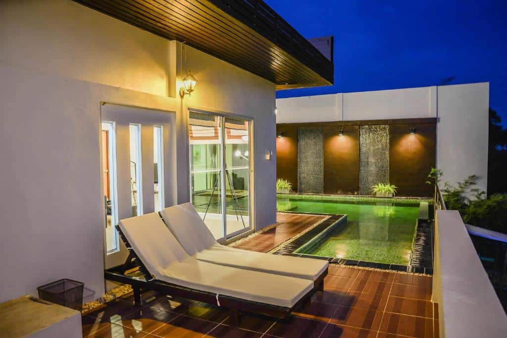 บ้านพร้อมสระว่ายน้ำและเก้าอี้นั่งเล่นยามค่ำคืนในเที่ยวน่าน ที่พักสังขละบุรี