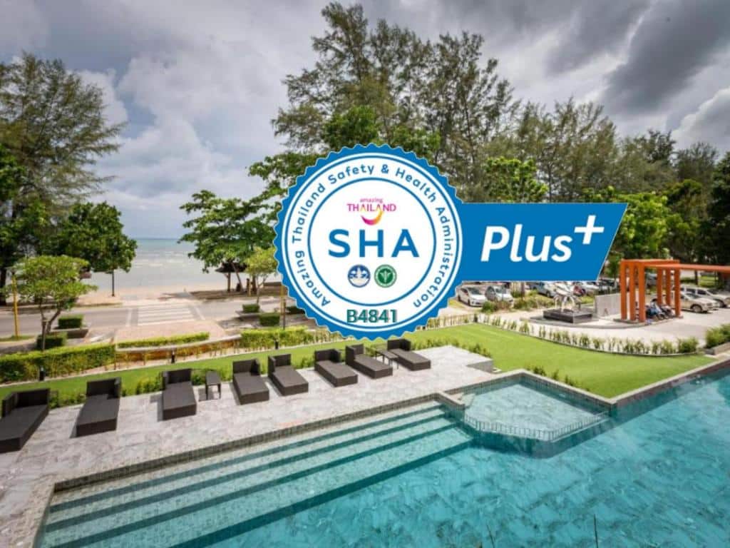 โลโก้ของโรงแรม Sha Plus ในภูเก็ต ประเทศไทยมีองค์ประกอบที่ได้รับแรงบันดาลใจจากหาดอ่าวนางที่สวยงาม