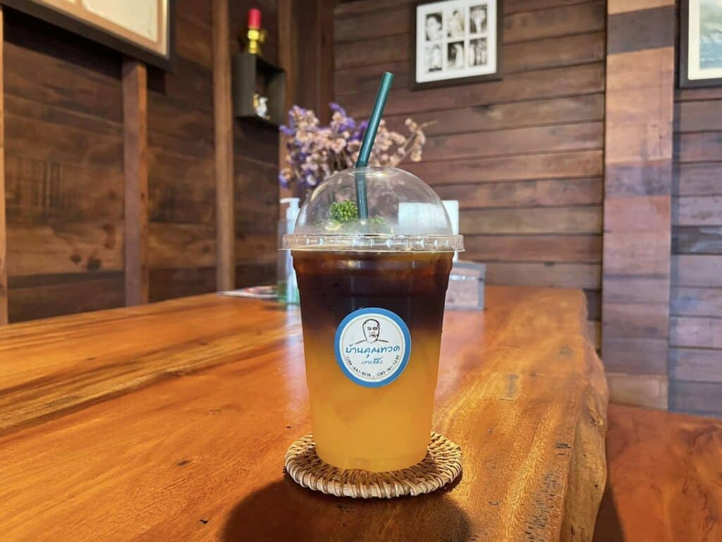 ชาเย็น Starbucks วางอยู่บนโต๊ะไม้ เที่ยวเกาะสีชัง เที่ยวเกาะสีชัง 