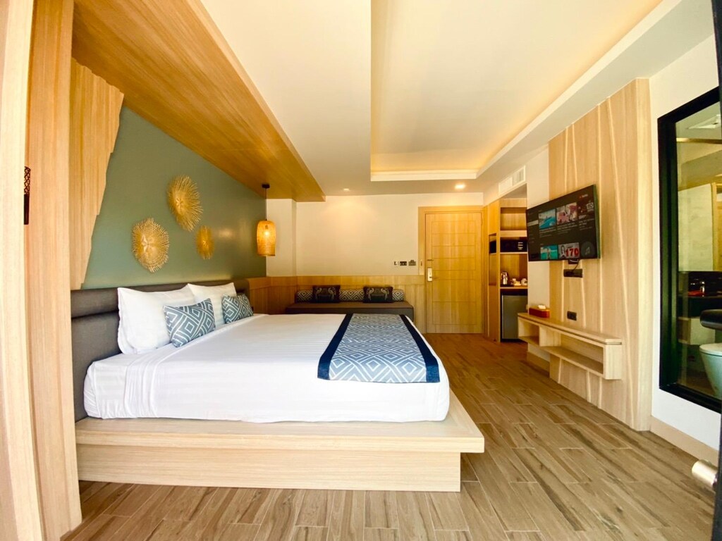 ห้องพักที่มีเตียงและโทรทัศน์ ณ หาดเจ ที่พักพังงาติดทะเล