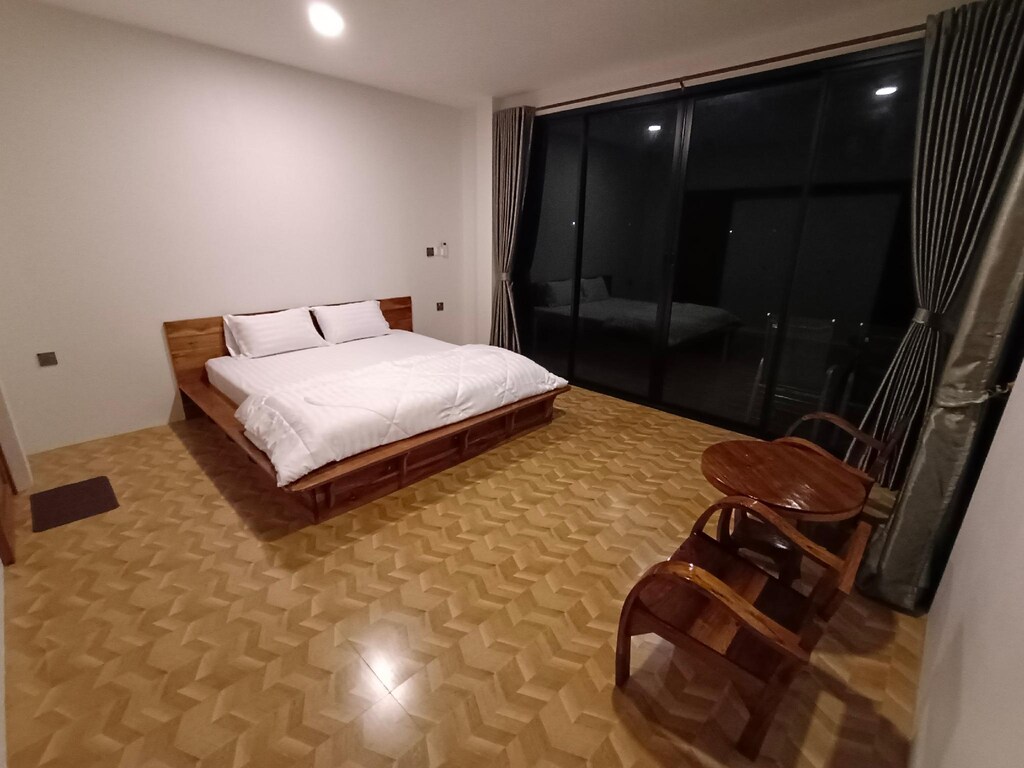 ห้องนอนพื้นไม้และเตียง ที่พักปัว ที่พักน่าท่องเที่ยวน่าน