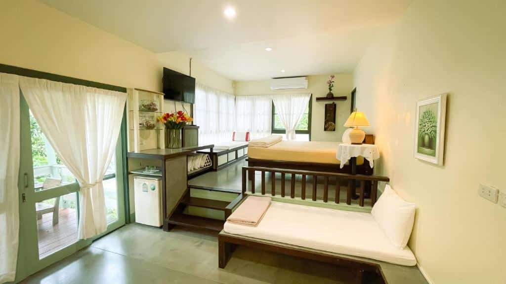 ห้องพร้อมเตียงและโต๊ะข้างเตียงในราชบุรีที่เที่ยว ที่เที่ยวชุมพร
