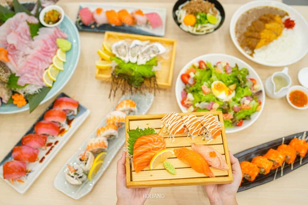 โต๊ะที่เต็มไปด้วยซูชิและซาซิมิที่ร้านอาหารญี่ปุ่นในภูเก็ต ร้านอาหารญี่ปุ่นภูเก็ต