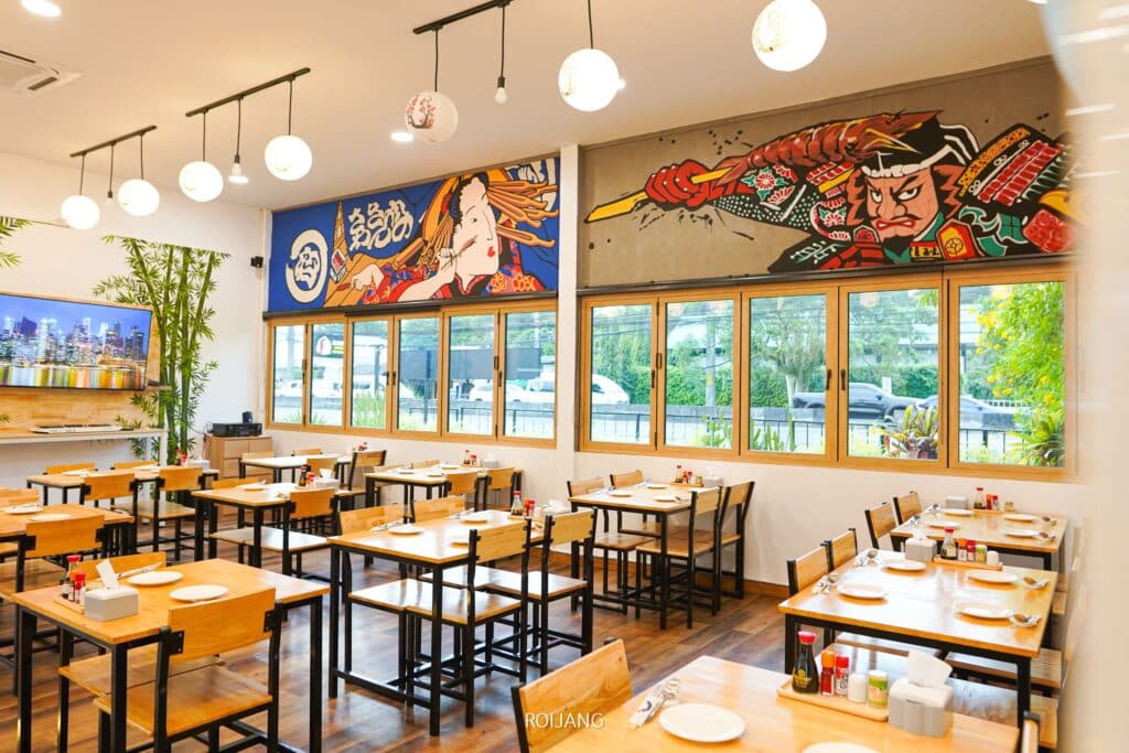 ร้านอาหารญี่ปุ่นภูเก็ต โต๊ะและเก้าอี้ในร้านอาหารญี่ปุ่นในจังหวัดภูเก็ต