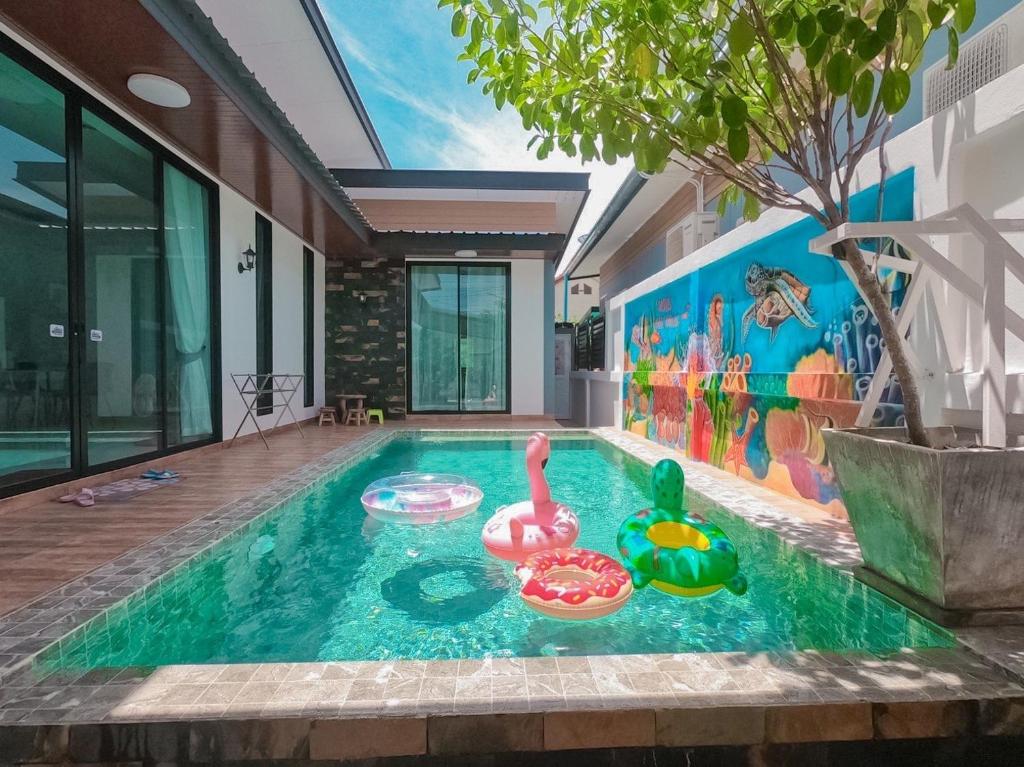 สระว่ายน้ำในบ้านพร้อมลอยน้ำเพื่อการพักผ่อนในจังหวัดราชบุรี