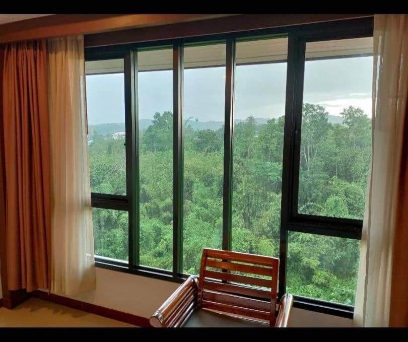 ห้องพักในโรงแรมที่มองเห็นวิวป่าไม้ในพื้นที่ท่องเที่ยวน่าน ที่พักสังขละบุรี
