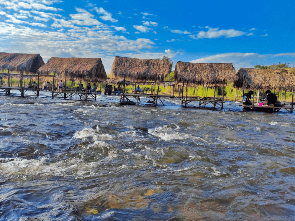 ที่เที่ยวสระแก้ว กระท่อมมุงจากริมแม่น้ำในจังหวัดชลบุรี