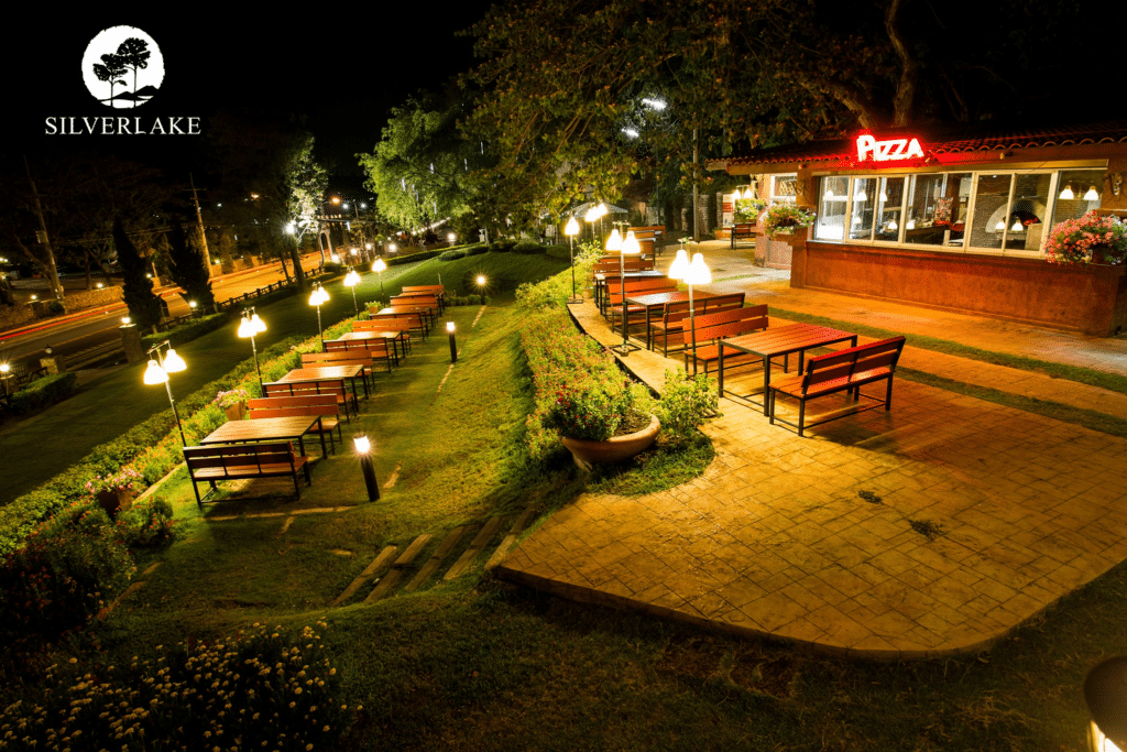 ร้านอาหารในสวนสาธารณะจะสว่างไสวในเวลากลางคืน ที่เที่ยวสัตหีบ