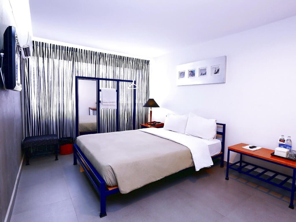 ห้องพักในโรงแรมที่มีเตียงและโทรทัศน์ สถานที่ท่องเที่ยวลพบุรี